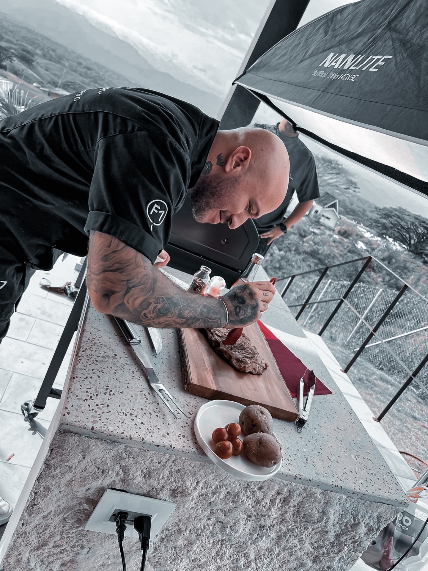 Chef José Pabón cocinando en vivo durante un evento